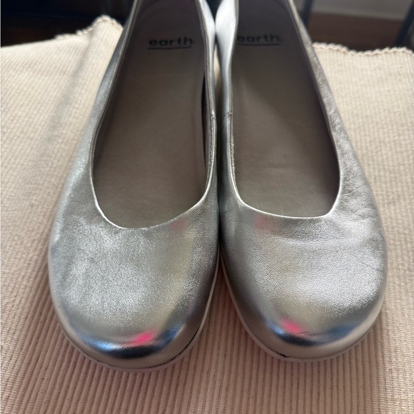 Earth Women's Metallic Silver Loafers 10 - Picture 2 of 6